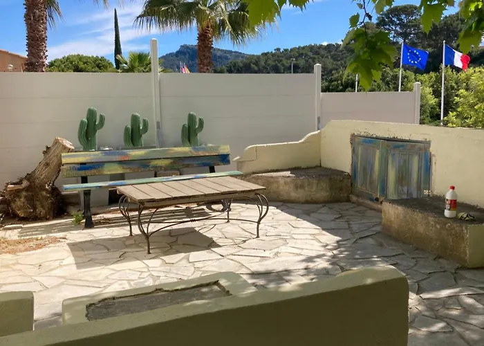 Maisonnette Avec Terrasse Et Patio A Cassis