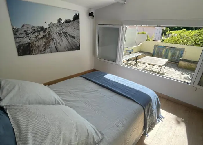 Maisonnette Avec Terrasse Et Patio A Cassis