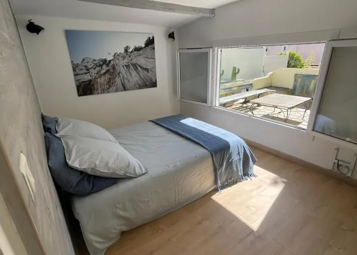 Maisonnette Avec Terrasse Et Patio A Cassis