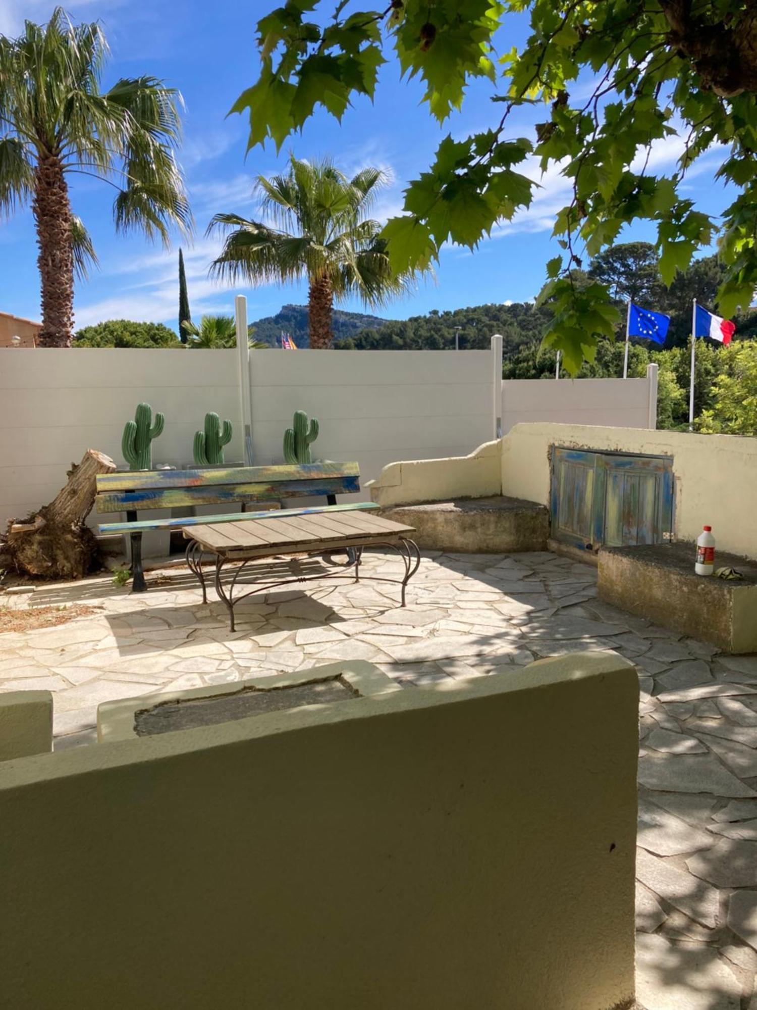 Maisonnette Avec Terrasse Et Patio A * Cassis